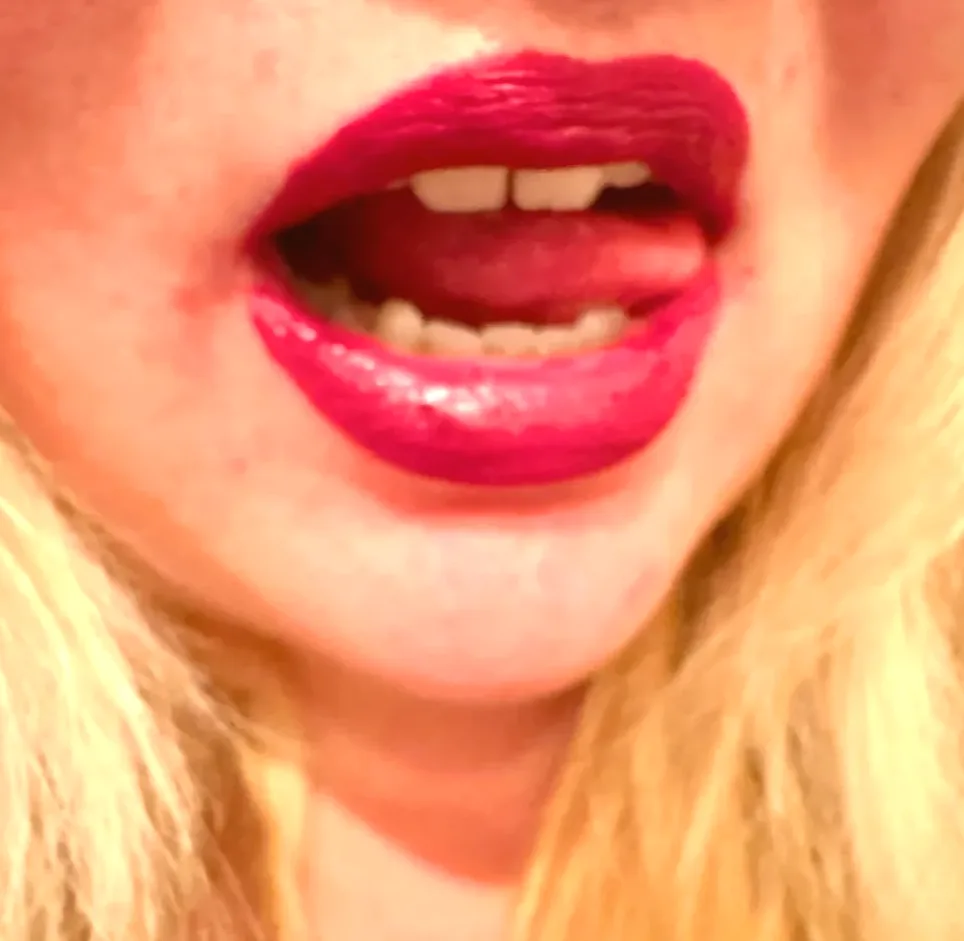 Chloe, 24