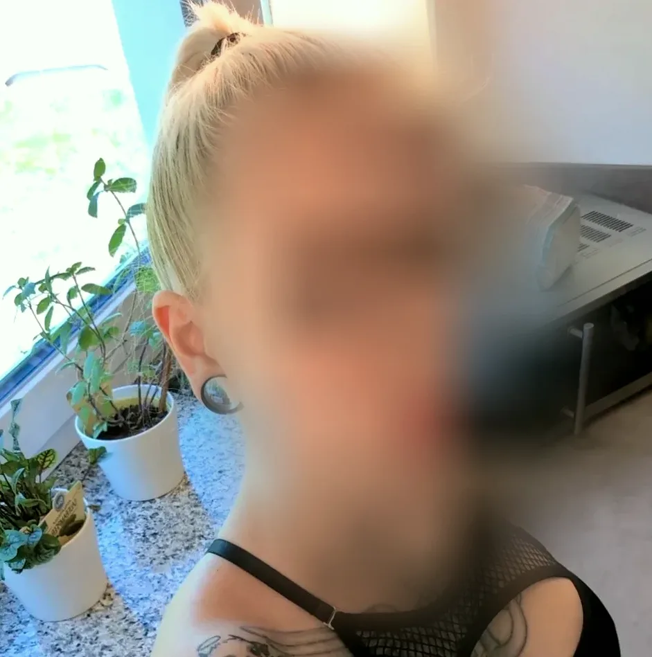 Isla, 27